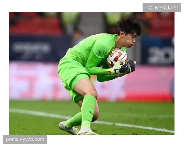 颜骏凌出击失误目送皮球入网，海港门将罕见失误葬送好局